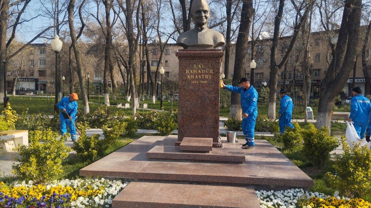 Дороги и арыки в районах очищаются от мусора и приводятся в порядок районными работниками по благоустройству.